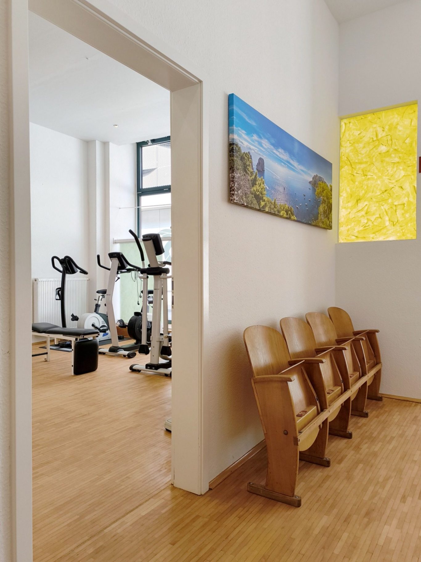 Im Physio-Team Hörde erwartet dich eine moderne und großzügige Trainingsfläche mit hochwertigen Geräten.